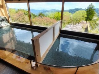 湯船に浸かりながら、のんびりと秩父の山々をお愉しみいただけます。