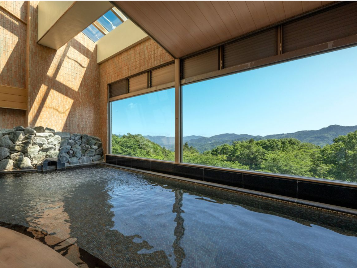 広々としたお風呂からは、雄大な山々の絶景が...