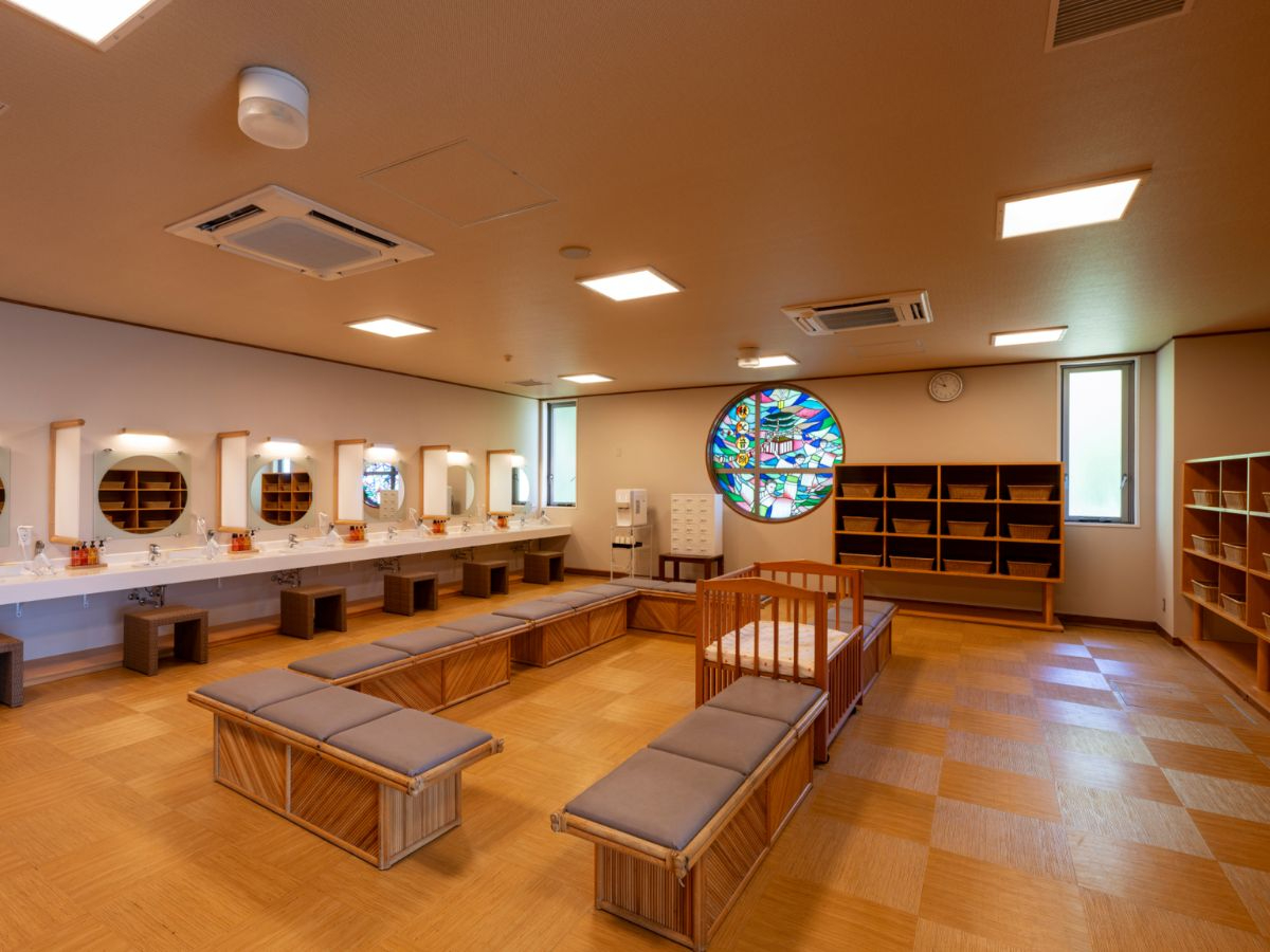 脱衣所には貴重品ロッカー(無料)をご用意。安心してご入浴頂けます。