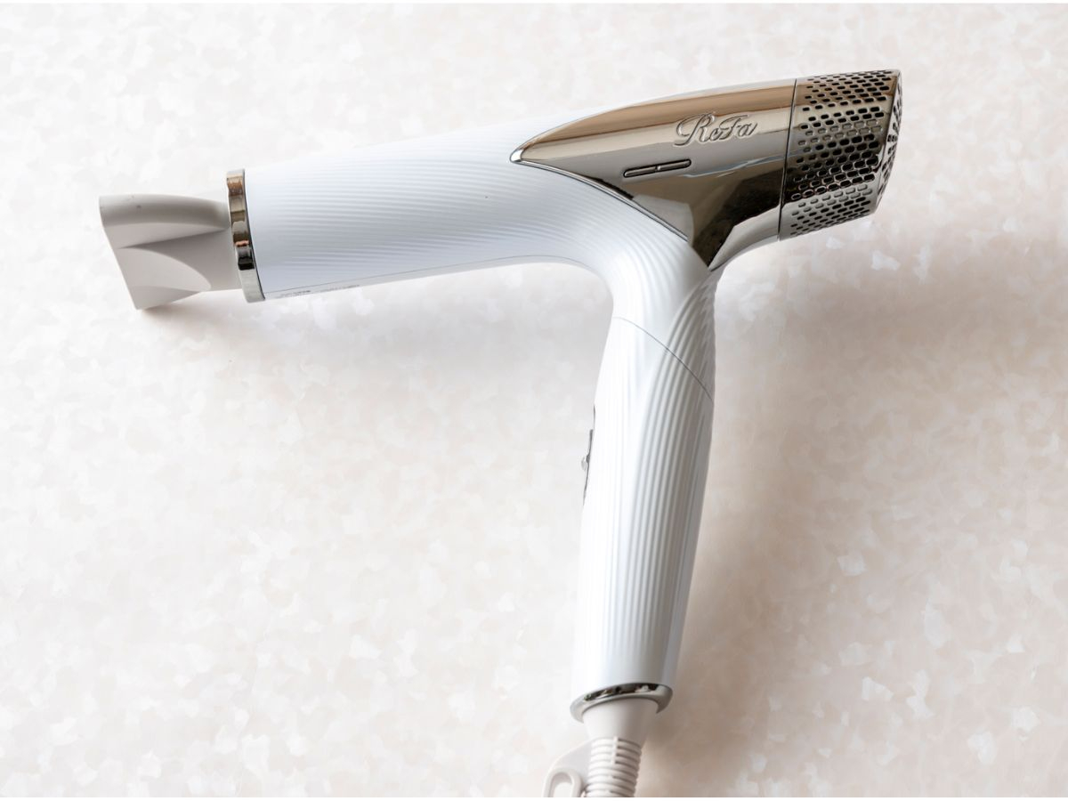 脱衣所にあるドライヤーは、高性能のヘアケアができるReFaがあります。