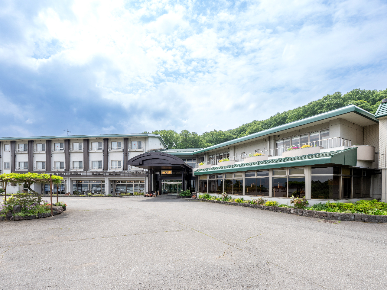 【外観】車で山道を10分登るとひらけた場所に当館がございます。