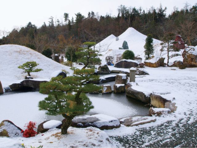 雪をかぶった三重の山