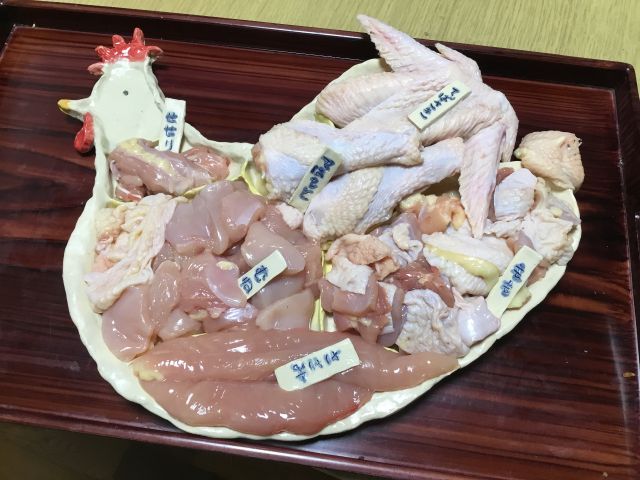 綺麗なはちきん地鶏のお肉。新鮮そのもの!ご希望と都合が合えば解体ショーも楽しんで頂けます。