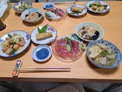 羽根まちあるきの散策が終わったら、高知・室戸の漁師町ならでは!サメや室戸産のナスなど、地元の魚介と野菜を味わう郷土料理を堪能しよう※写真はイメージです