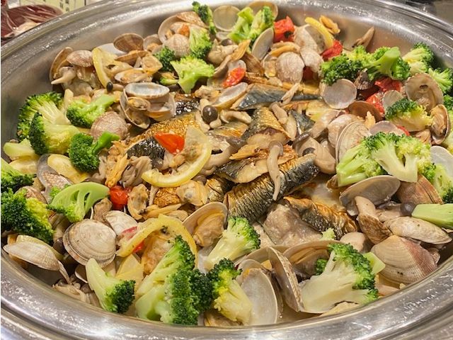 日替わりで『鮮魚のアクアパッツァ』などの創作料理を提供しております。