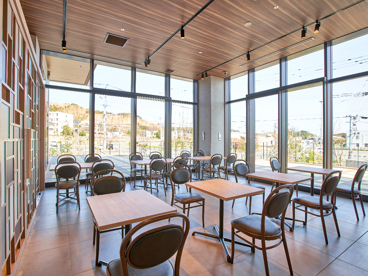 開放的なガラス張りの店内はゆったりとお食事をお楽しみいただけます♪