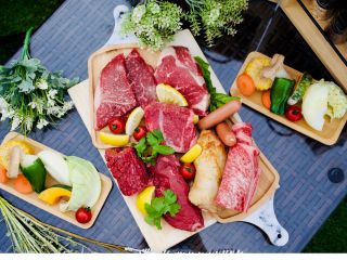 自慢のステーキお肉!調味料も多彩!食材持ち込みもOK