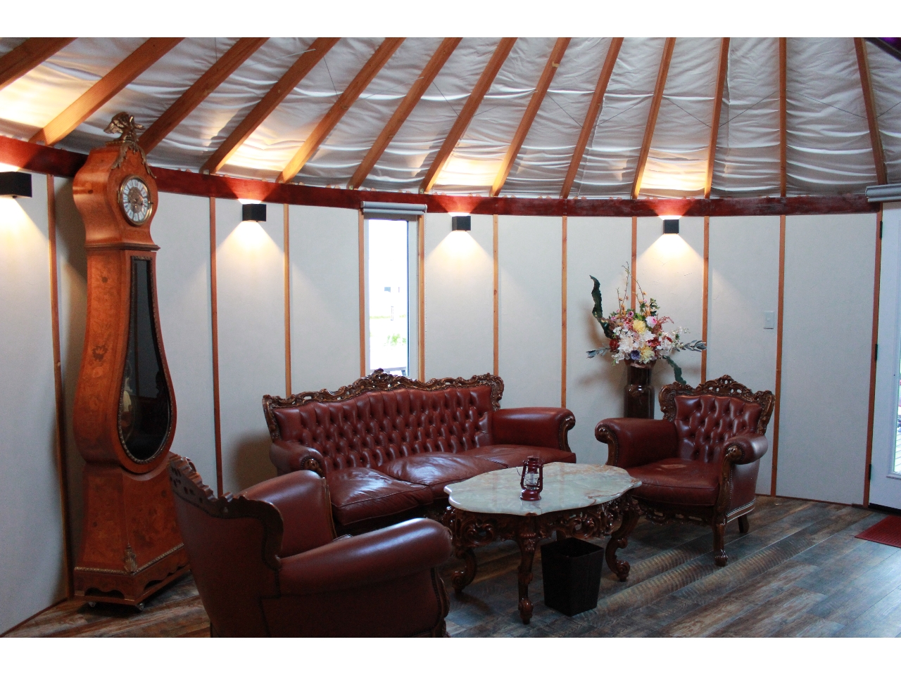 アンティーク調の室内、エアコン完備で快適に過ごせます。