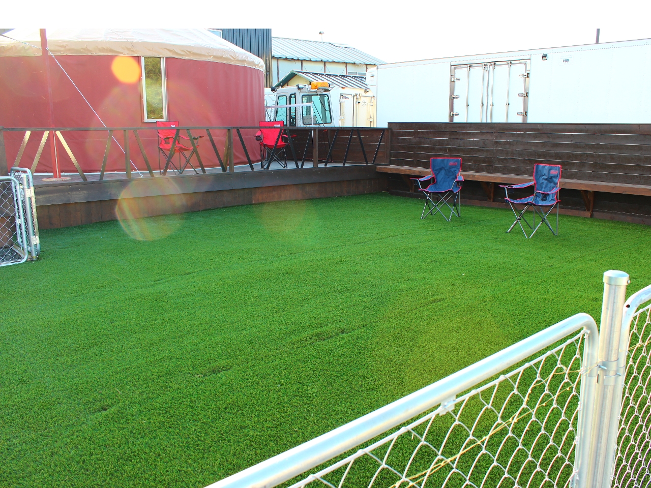 広いドッグランをグランピングドームの隣に完備!