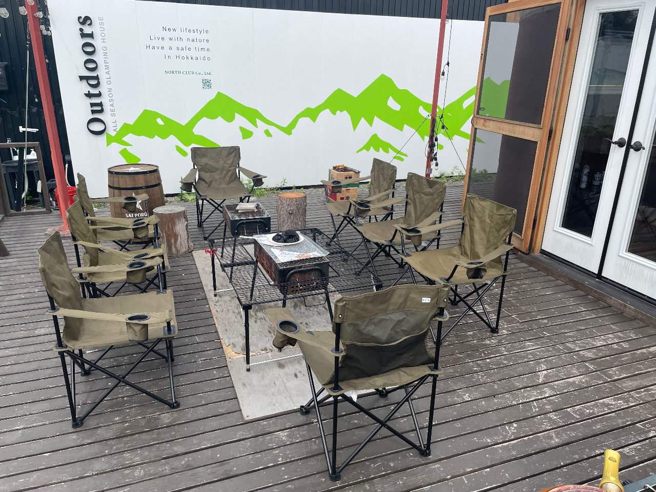 ウッドデッキの上でBBQを楽しめます。焼き台など無理貸し出しをしております!