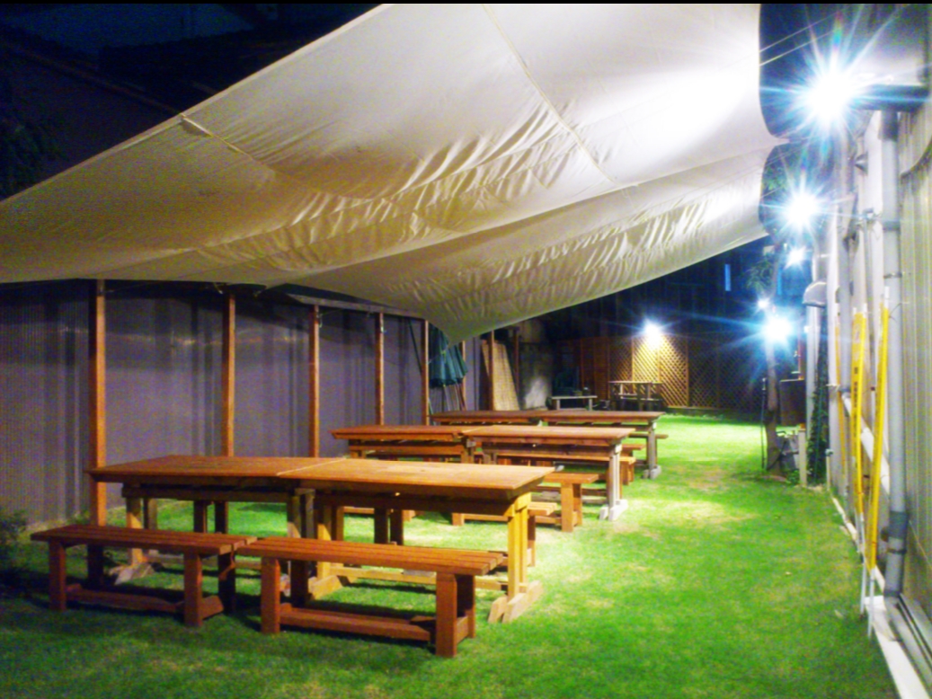 雨が気になる時はセイルを張ります。風雨が強い時は隣接店舗内で