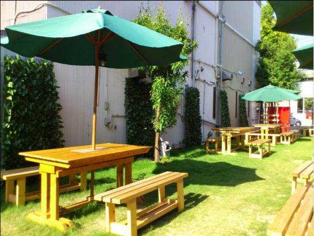 心地よい風の中、吹き抜けの空と全面に敷かれた天然芝が心を癒やします!