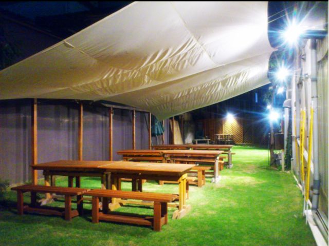 雨が気になる時はセイルを張ります。風雨が強い時は隣接店舗内で