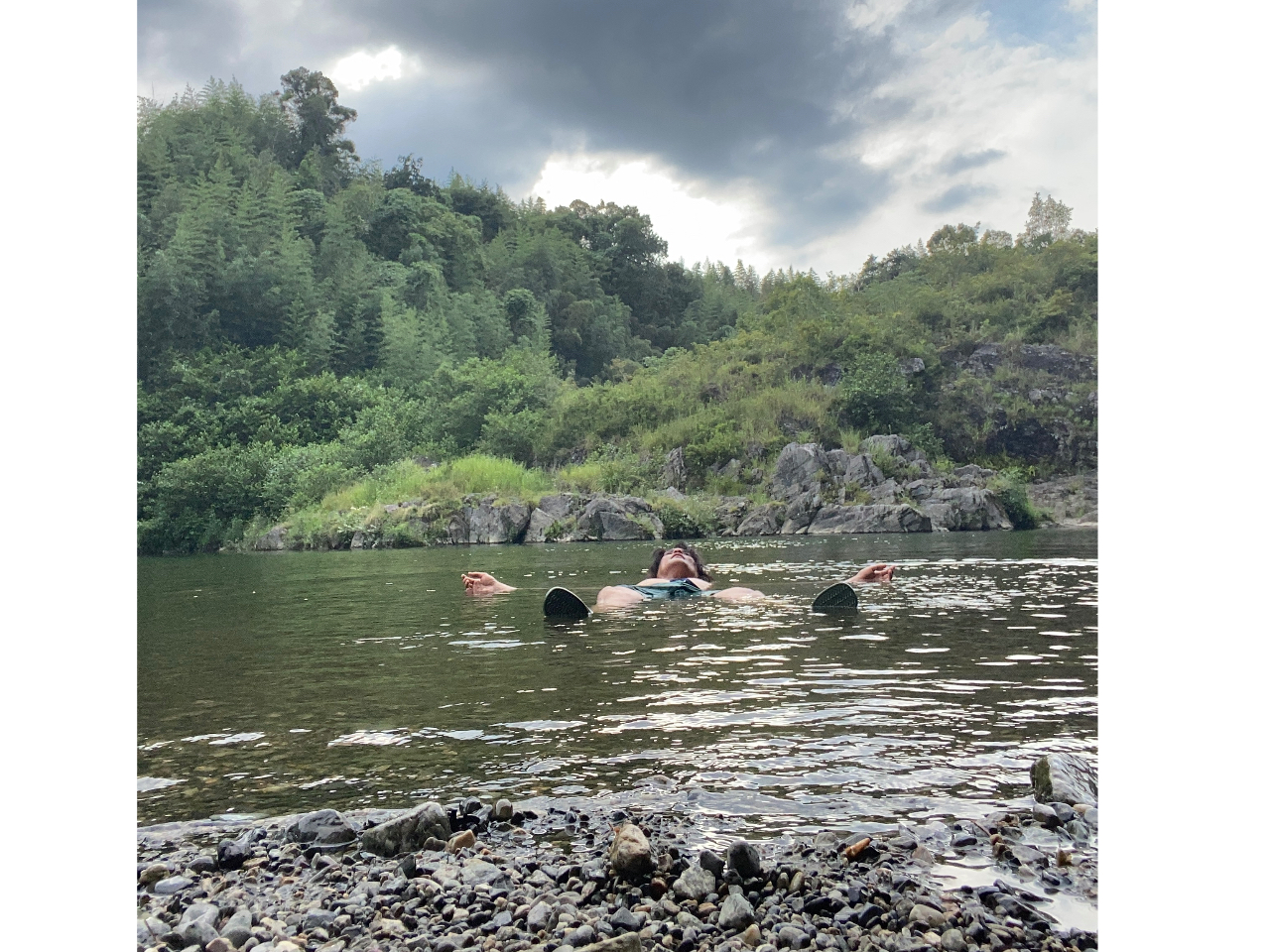 吉野川で冷水浴