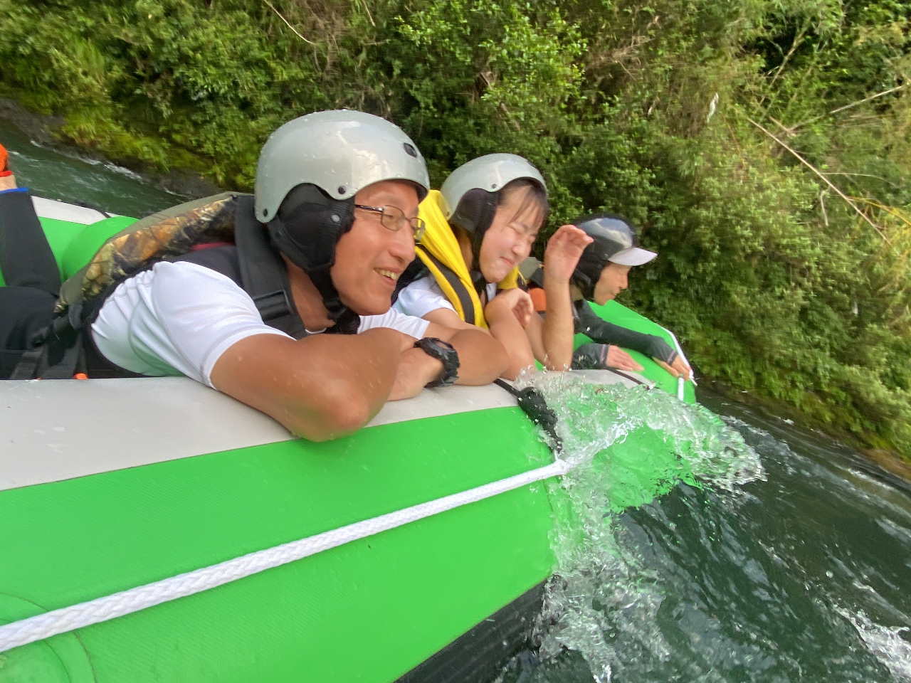 穏やかな流れでまったりラフティング♪