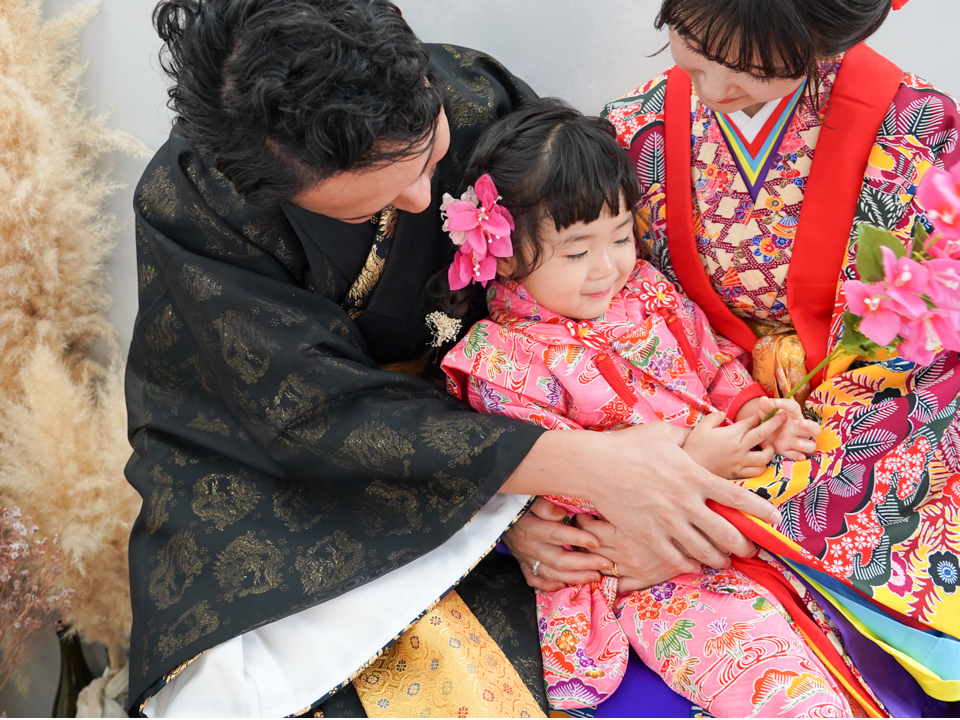 通常の衣装に男性はクルチョウ、女性は華やかな襟をつけた正装になります。