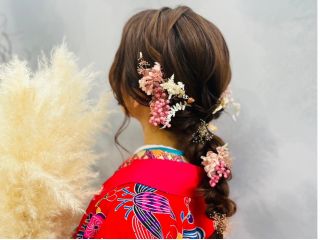 ドライフラワーやハイビスカスなどの髪飾りも選び放題です。ヘアアレンジ込みになります。