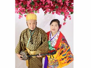 年齢問わず似合う琉装!涼しい室内で宮古島の記念に琉装体験はいかがですか。
