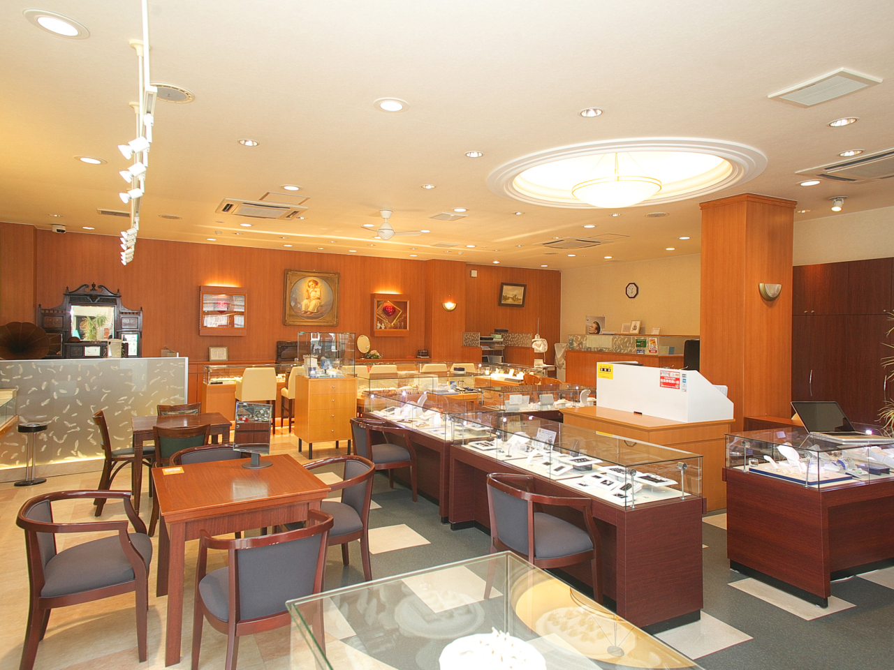 郊外店ならではの広々とした店内はゆっくりと過ごしていただけます