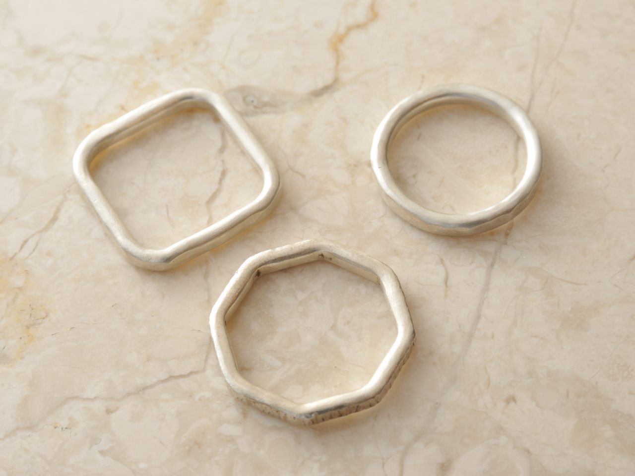 指輪は丸、四角、八角形と、3種類の形から選んでお作りが可能です