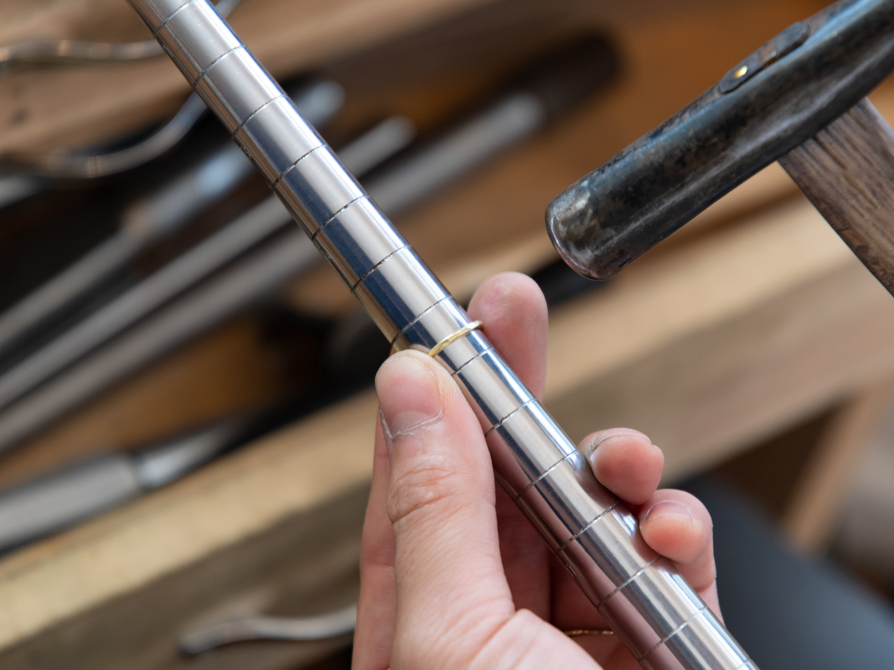 指輪の表面をトントンと叩いて自分だけのオリジナルの指輪を作ります