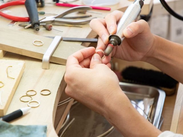 職人が最後の磨き仕上げをしてくれるので安心して制作体験を楽しめます