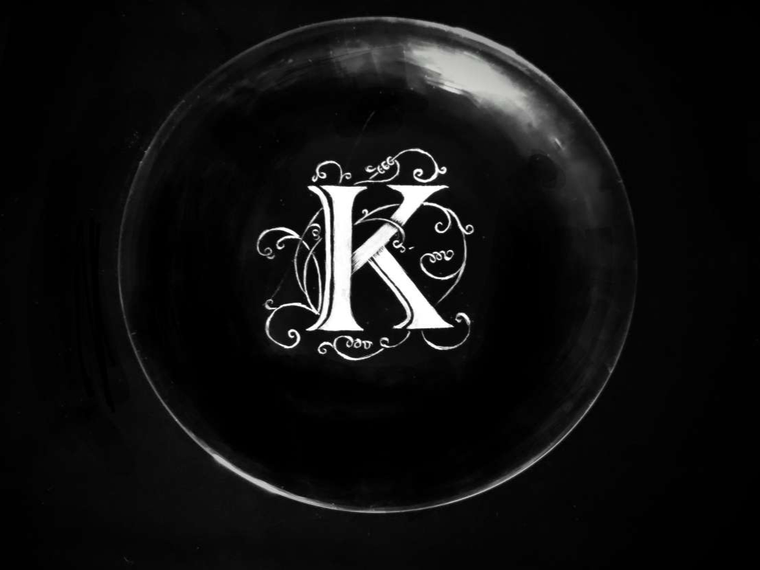 透明度の高いガラスプレートに、飾り線がついたイニシャルを彫っていただきます