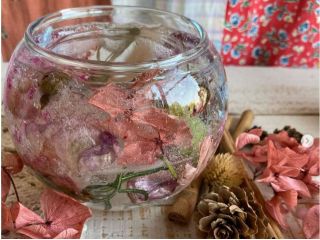*ボタニカルジェルランタン 2つのガラスの器を重ねて、間にお好みのドライフラワーやパーツ入れてジェルで固めて作ります。