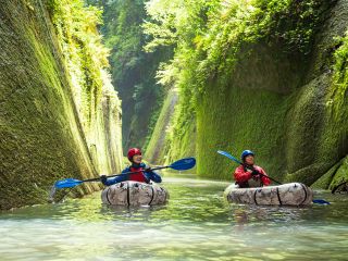 由布院温泉・別府温泉から30分の秘境:由布川峡谷を、軽量のパックラフトで冒険するツアーです!