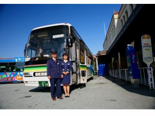 ガイドと運転士がおもてなしの心でみなさまをお迎えします!目的地まではバスにて楽々移動。地図を見たり、駐車場を探す手間は一切ありません。