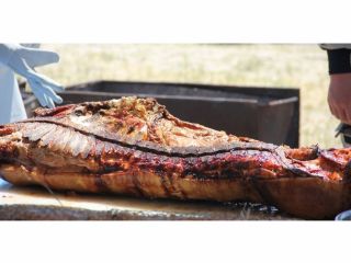 豊浦いちご豚肉まつり!豊浦町特産のSPF豚を一匹丸ごと焼く丸焼きが人気!12時販売開始なので売り切れる前に早めに並んでください!