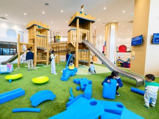 「リポビタンキッズ PLAYLOT by Bornelund」は、生後6ヶ月から小学生までのお子さまが楽しめるあそび場です。 ※屋内エリアイメージ