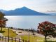紅葉と湖の絶景を楽しみながら、支笏湖温泉街での食べ歩きはいかがですか?