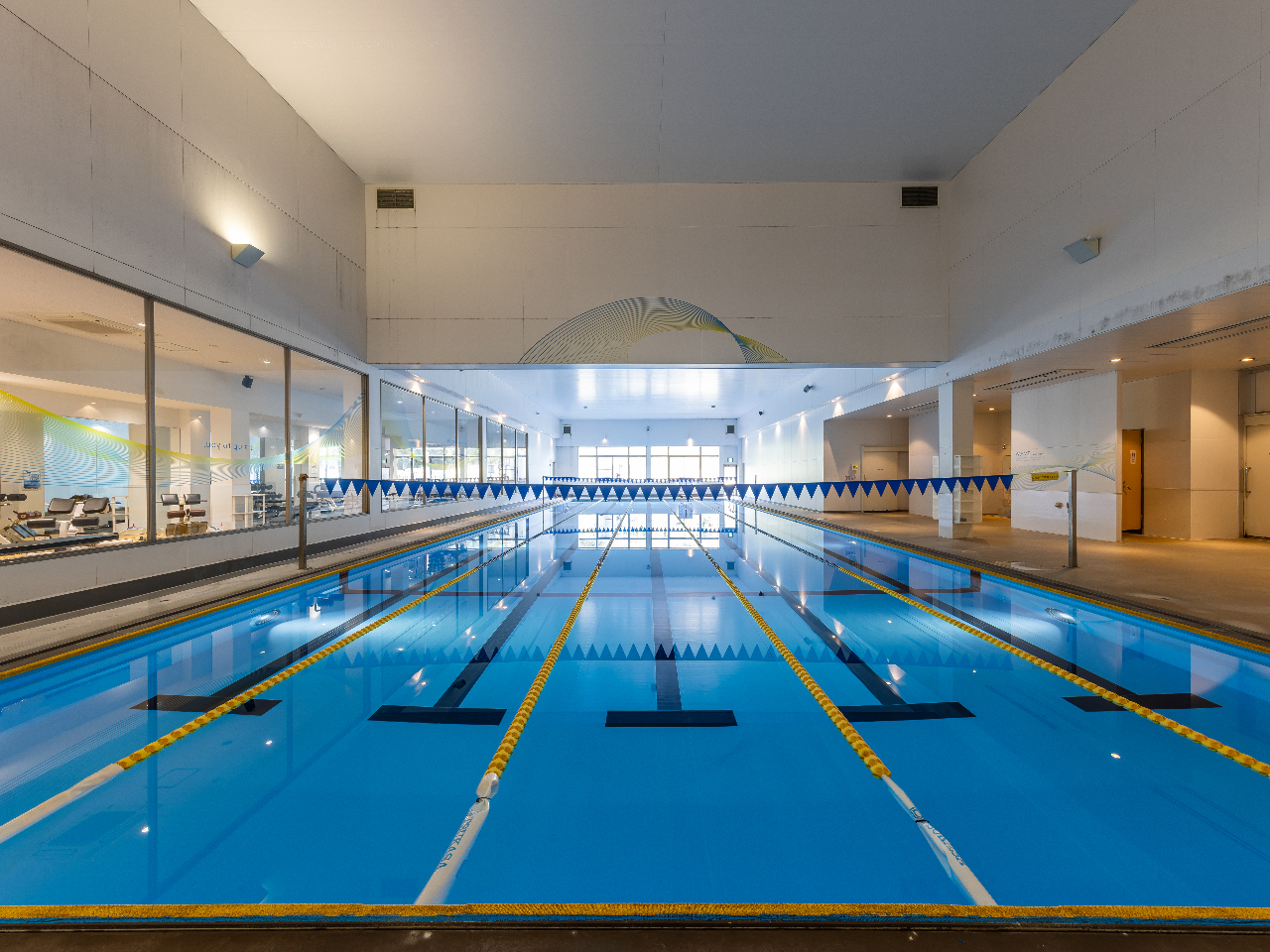 ◆プール◆自然光に包まれた開放的な温水プール(25m) ゆっくり歩いたり、泳いだり、自分のペースでプールを楽しめます♪