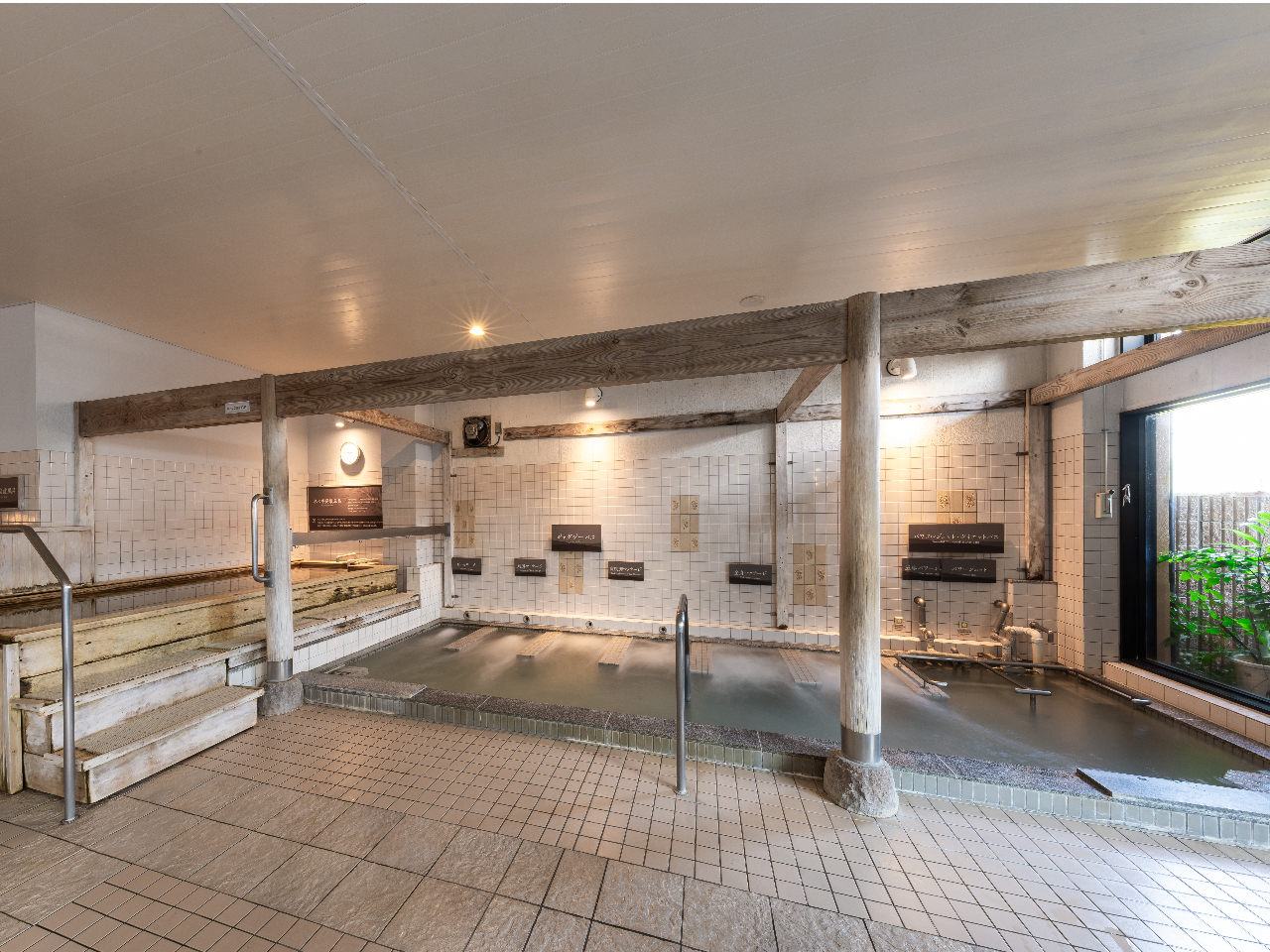 ◆ジャグジー◆気泡とジェットの水流が全身のマッサージとなります。心身ともにストレス解消、催眠効果も期待されます。(写真は男性風呂)