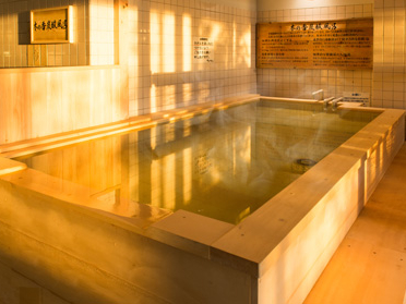 Y_qmLC{ł͒Y_͌đ܂BVRɂȂlHY_ݒu܂BFl̔eƌNɂpB(ʐ^͒jC)