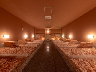 6種の部屋がある岩盤浴。専用ラウンジには最新の漫画もあり、ゆったりとお過ごしいただけます。
