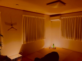 調光により、ほの暗くリラックスできるサロン
