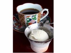 地元人気カフェの特製ジェラートとコーヒー