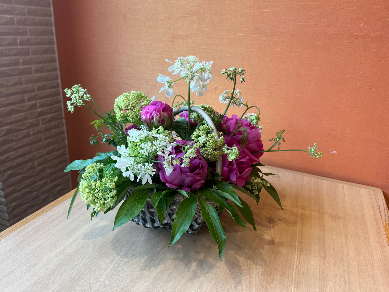 写真はイメージです。お花の内容や花器など、変更になる場合があります。2名以上でのご予約は、同じ内容でお願い致します。