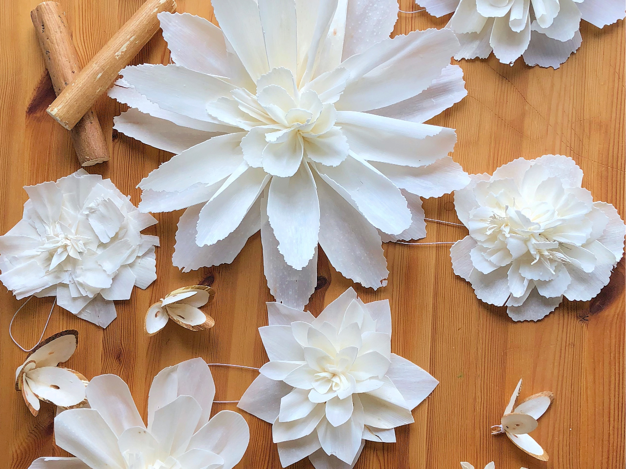 ソラという植物の幹を乾燥させてシート状にした資材でお花を作ります。アロマを付ければデュフューザーにもなります。