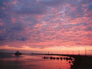 三国港突堤と夕陽