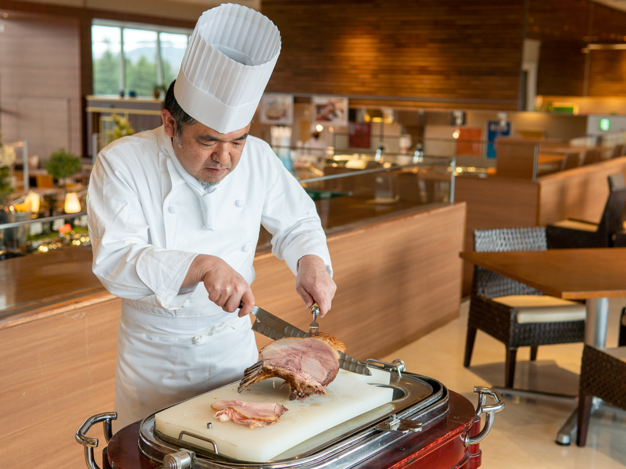 人気のワゴンサービス(シェフが切り分ける 富士桜ポークのロースト)