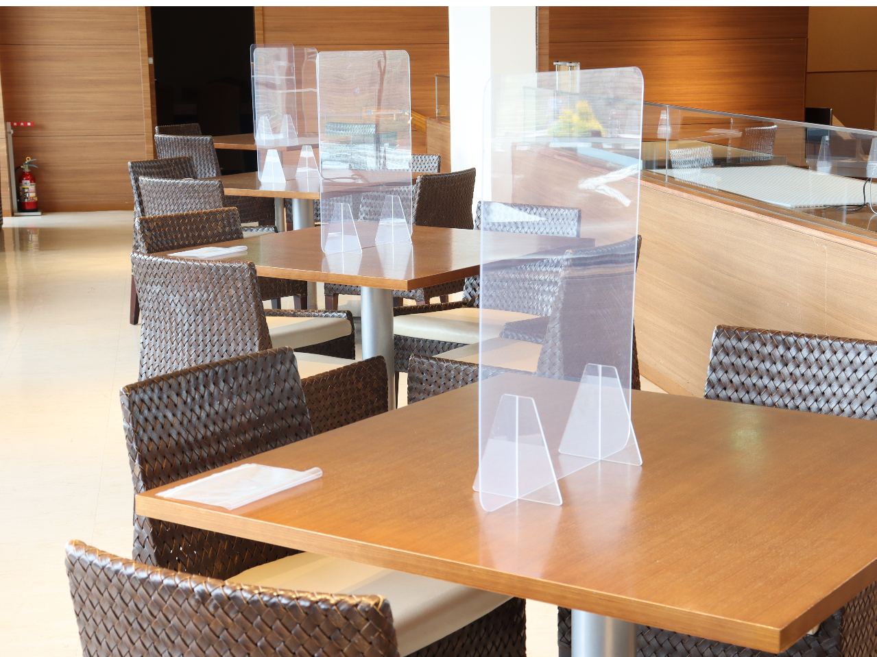 席の間隔をあけ、アクリルパネルやパーテーションの設置をしております