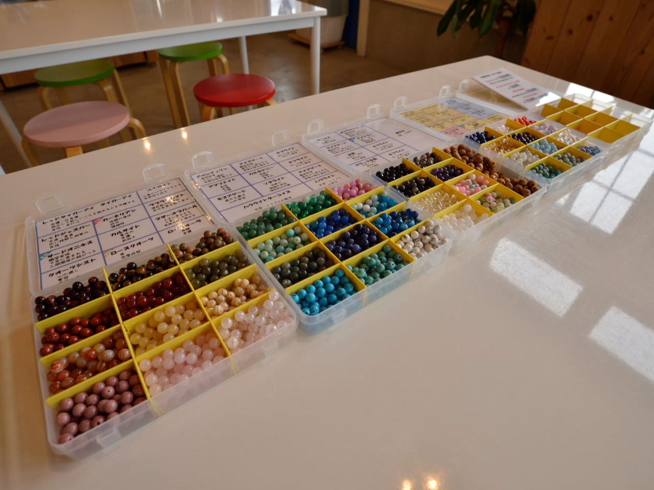 常時40種類以上の石と屋久杉玉をそろえております。