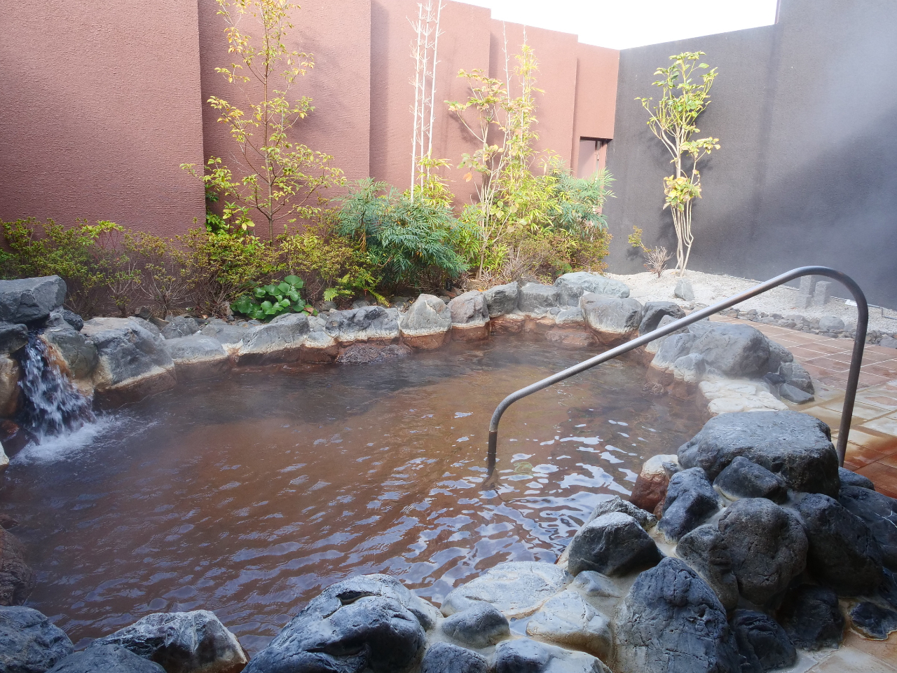 開放的な気分になれる、ゆったりとした露天風呂