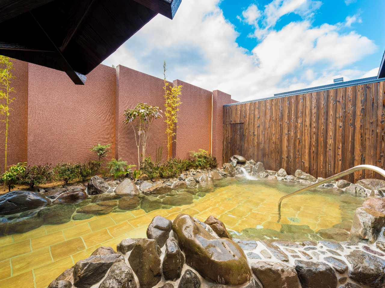 開放的な気分になれる、ゆったりとした露天風呂