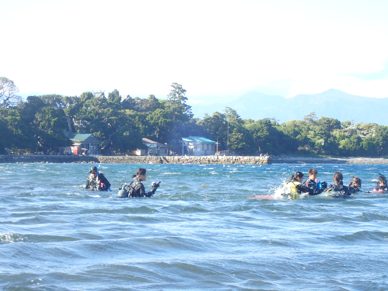 湾内の浅場で練習