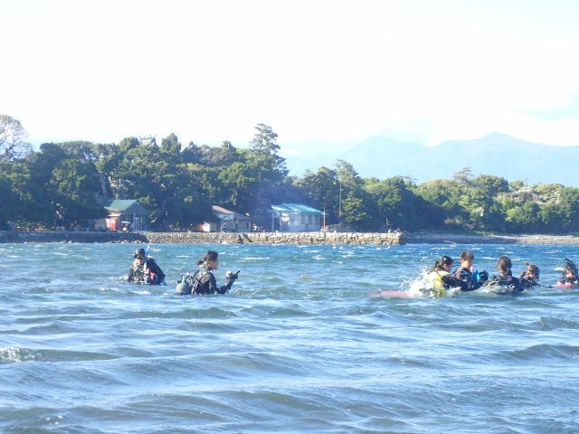湾内の浅場で練習