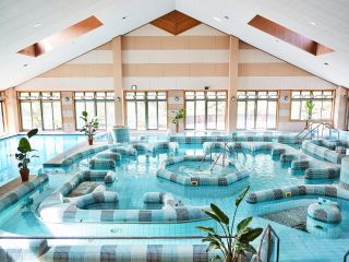 全国的にも非常に珍しい 低温温泉水を使った広大なプールを併設